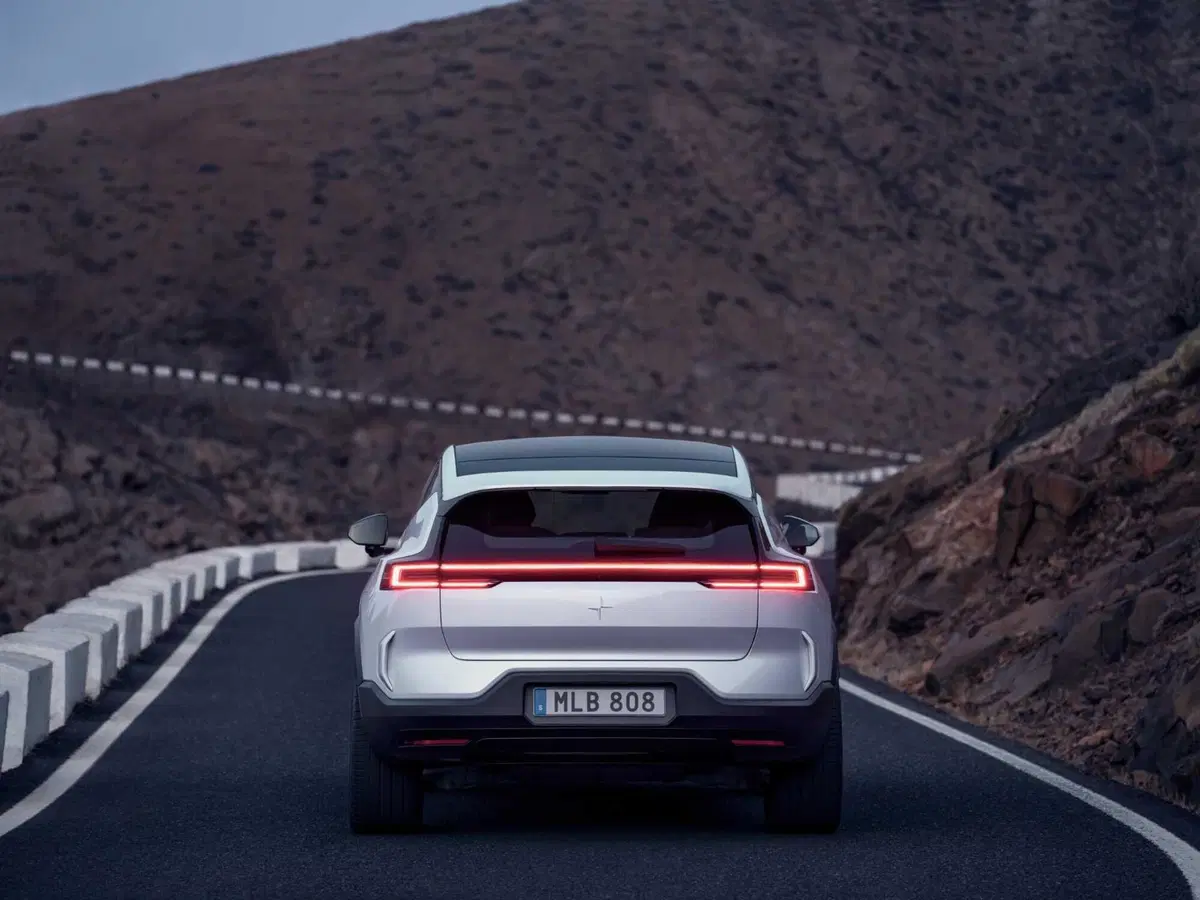 Polestar 3: ora c'è anche SUV e arriverà presto in Italia, da 89.900 euro (31)