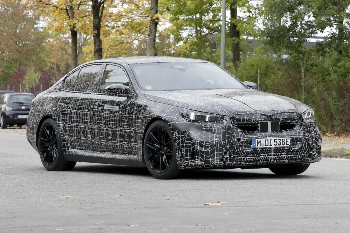 BMW M5 2024, ecco le foto spia (2)