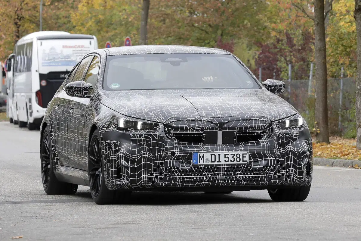 BMW M5 2024, ecco le foto spia (3)