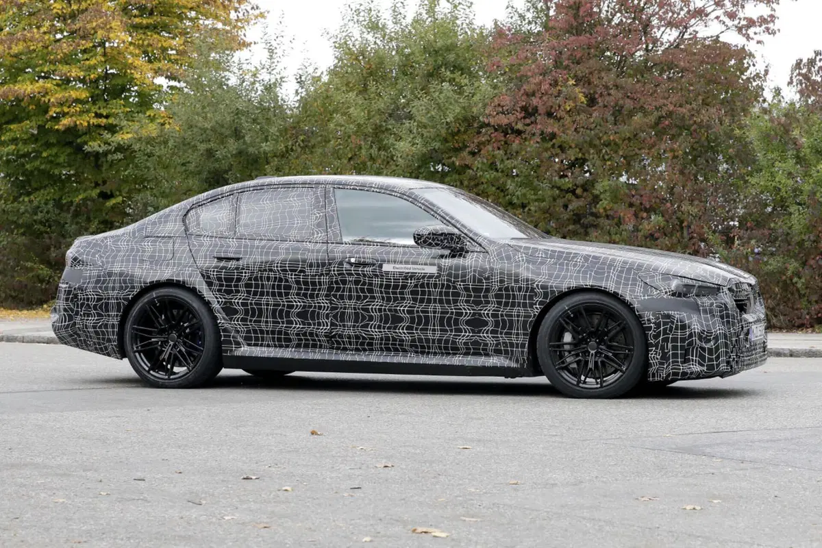 BMW M5 2024, ecco le foto spia (4)