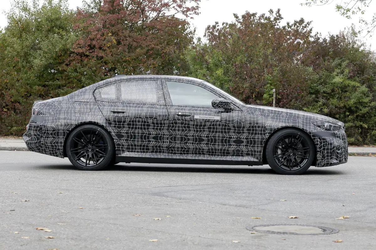 BMW M5 2024, ecco le foto spia (5)