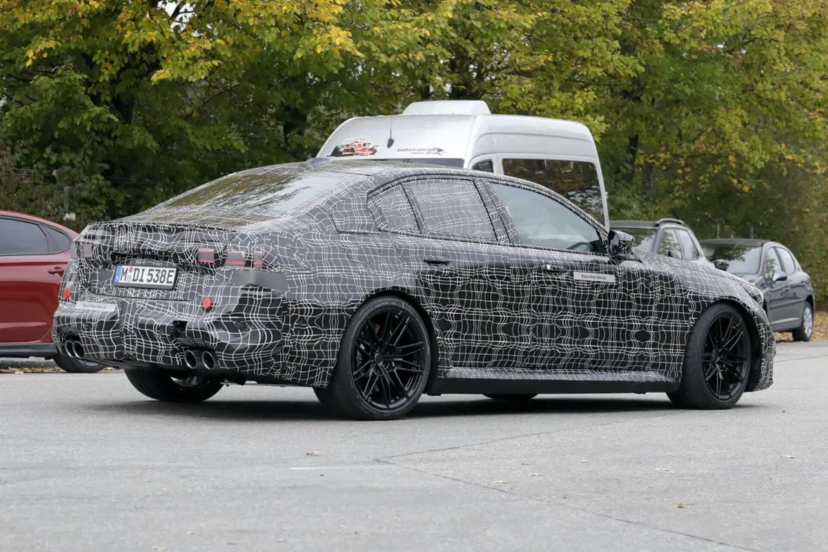 BMW M5 2024, ecco le foto spia (7)