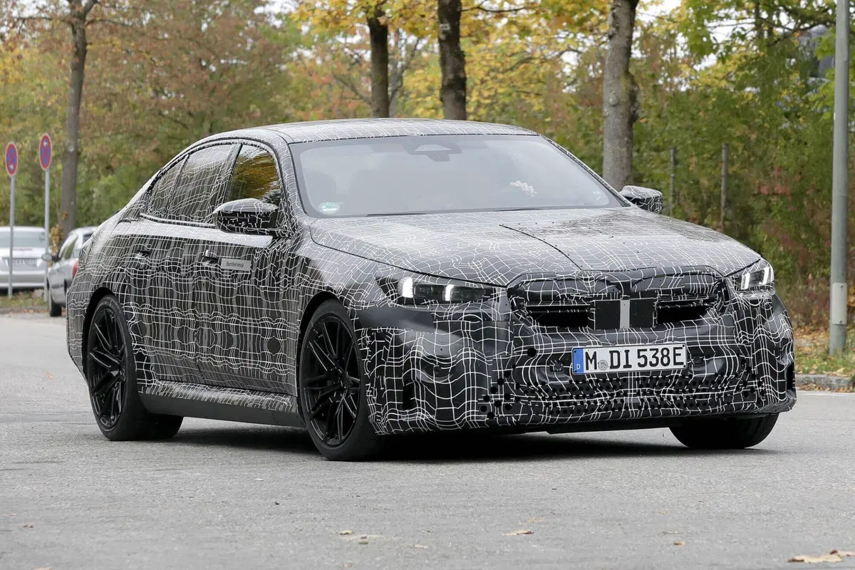 BMW M5 2024, ecco le foto spia (6)