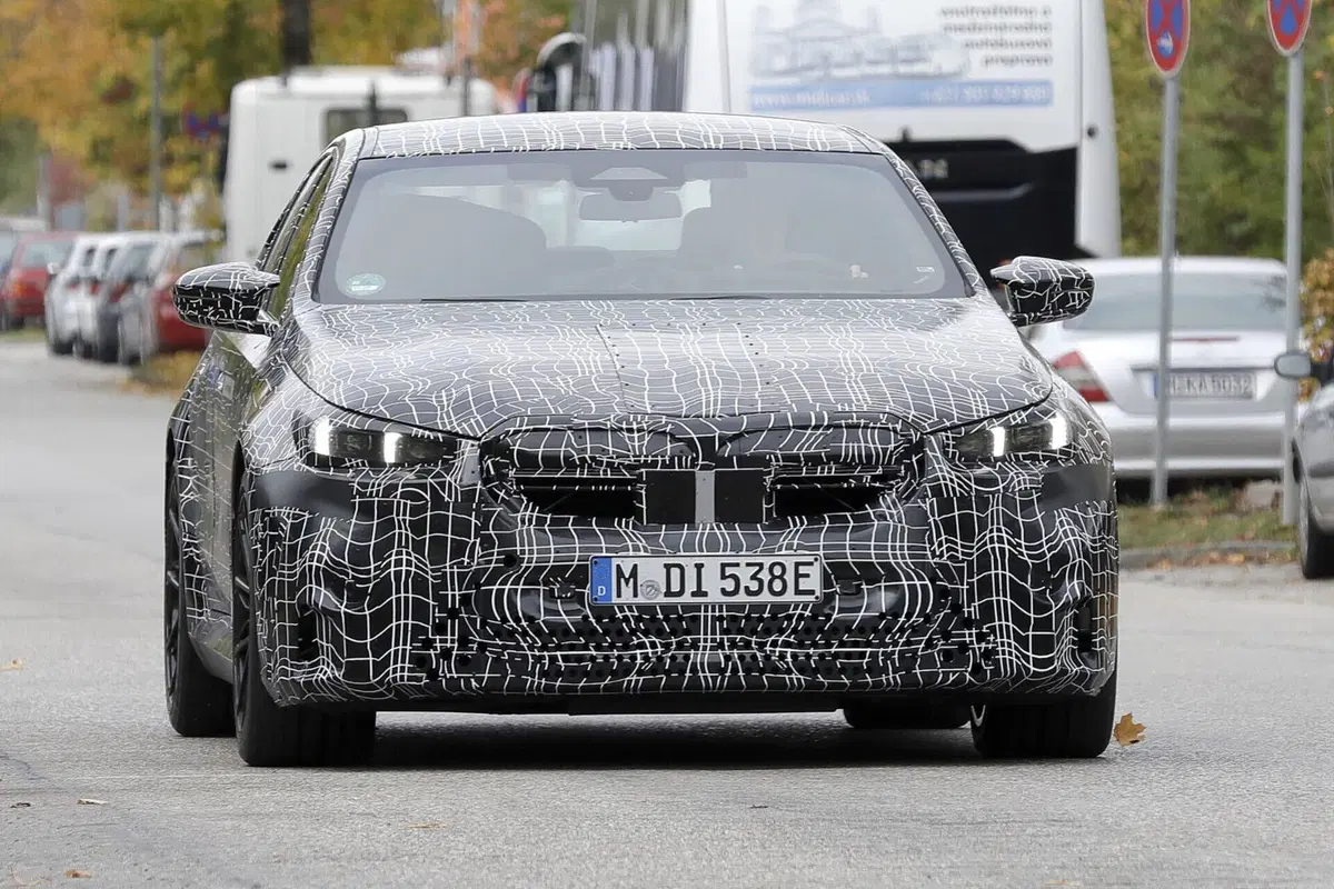 BMW M5 2024, ecco le foto spia (9)