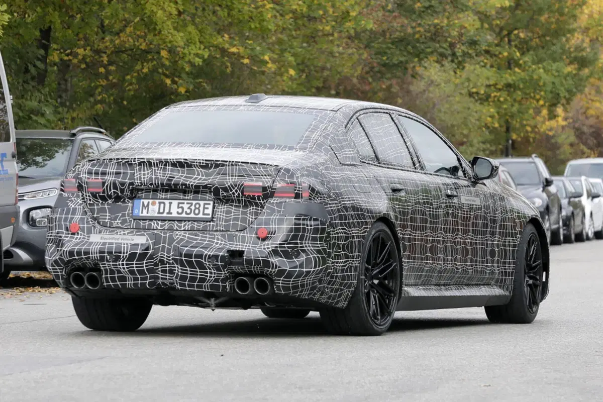 BMW M5 2024, ecco le foto spia (8)