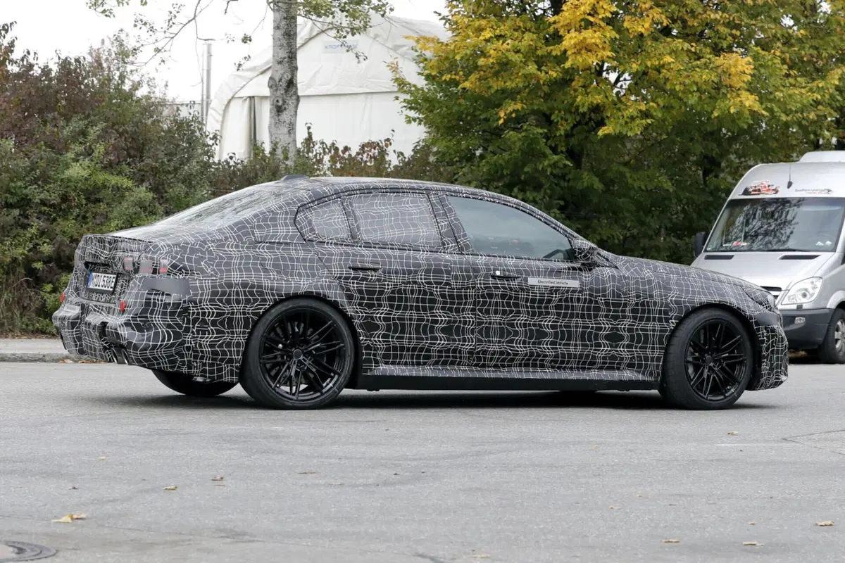 BMW M5 2024, ecco le foto spia (10)