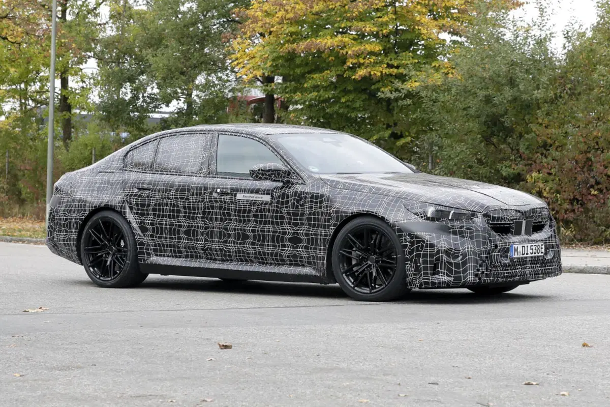 BMW M5 2024, ecco le foto spia (11)
