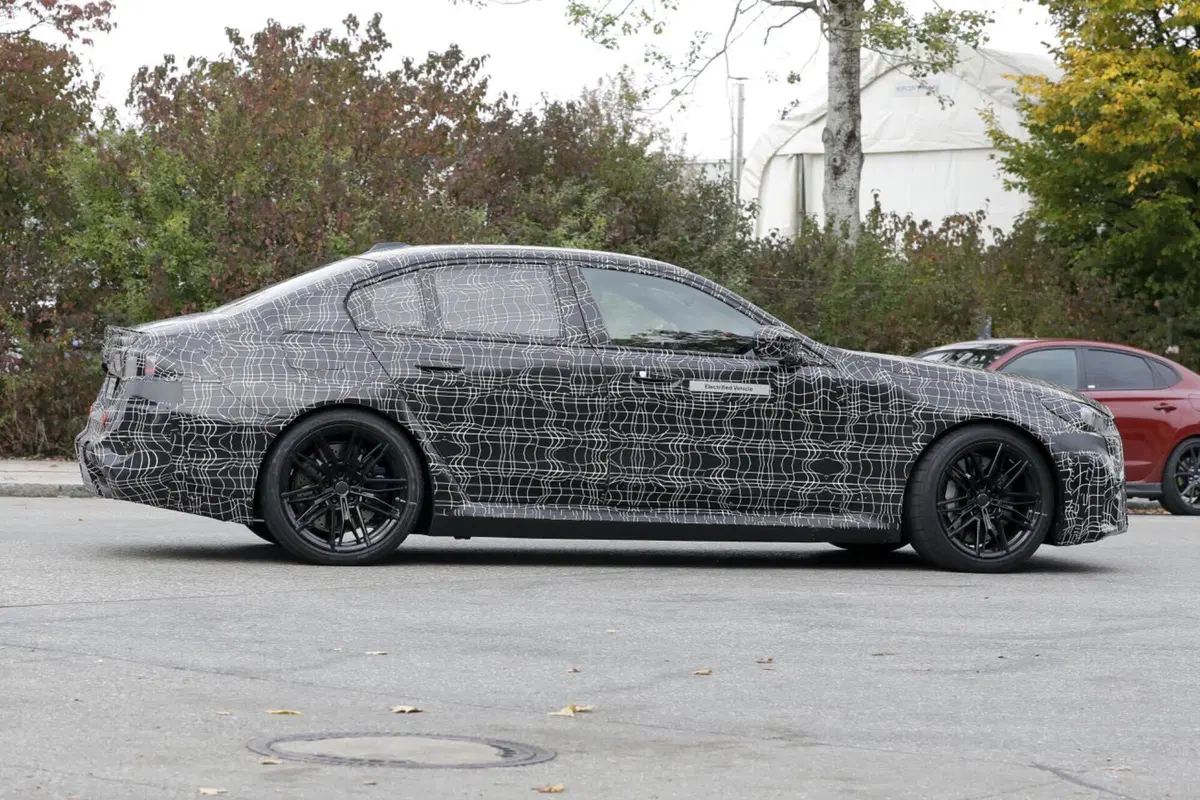 BMW M5 2024, ecco le foto spia (12)