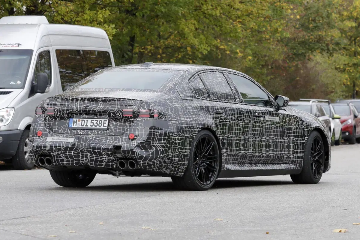 BMW M5 2024, ecco le foto spia (13)