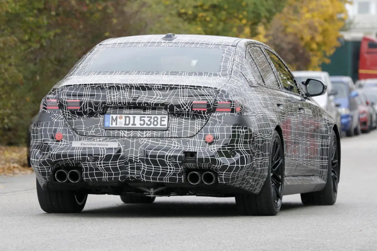 BMW M5 2024, ecco le foto spia (14)