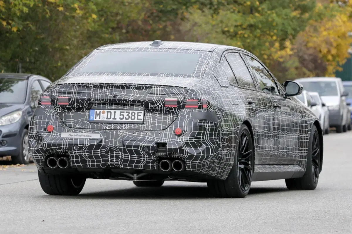 BMW M5 2024, ecco le foto spia (15)