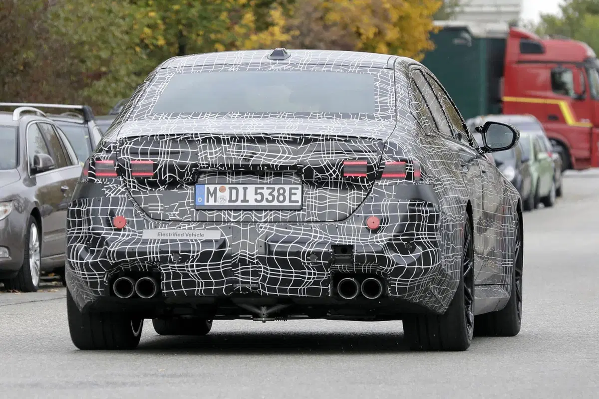 BMW M5 2024, ecco le foto spia (16)