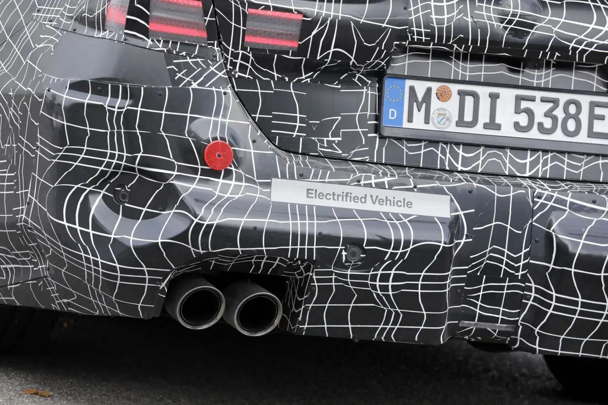 BMW M5 2024, ecco le foto spia (17)