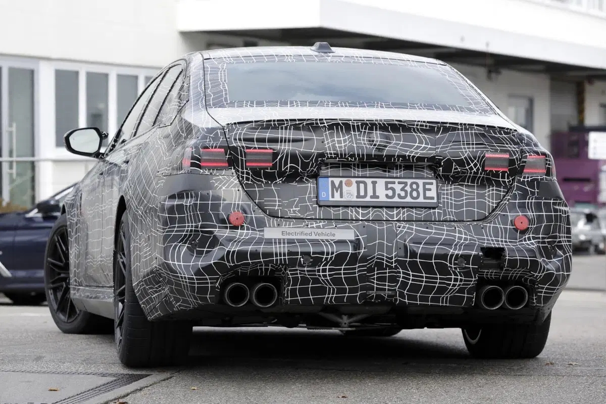 BMW M5 2024, ecco le foto spia (18)