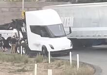 Tesla Semi pronta consegna 2022, eccolo: con qualche intoppo [video mezzo in panne]