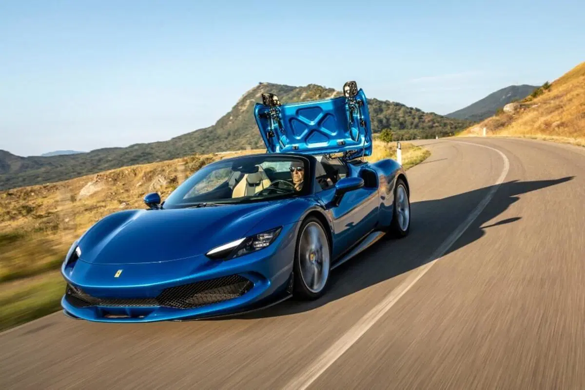 Ferrari 296 GTS: è lei che ti può esaltare più di ogni altra (tranne una...) (2)