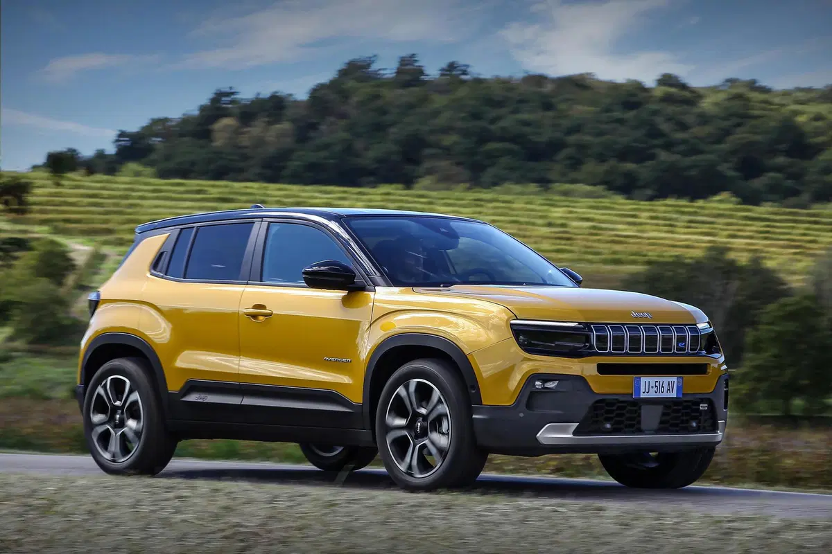 Jeep Avenger: ecco gli interni e i dettagli della meccanica a Parigi 2022 (3)
