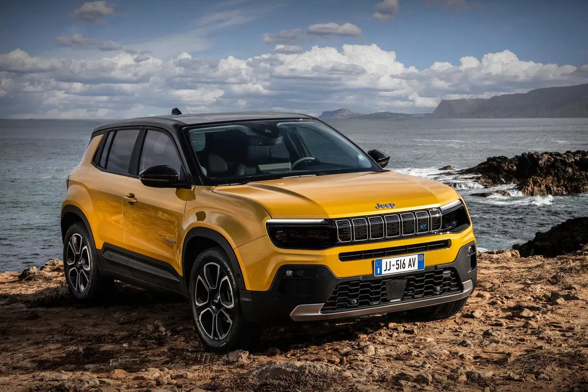 Jeep Avenger: ecco gli interni e i dettagli della meccanica a Parigi 2022 (4)