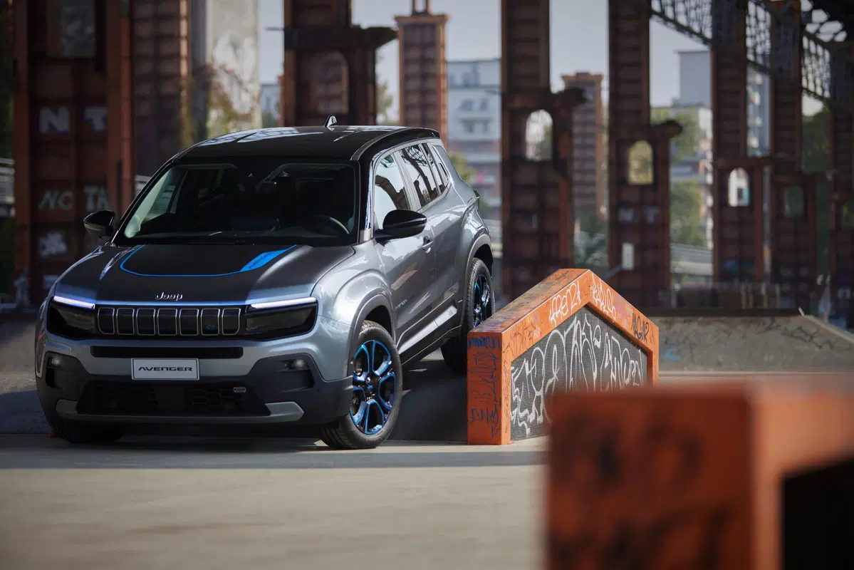 Jeep Avenger: ecco gli interni e i dettagli della meccanica a Parigi 2022 (9)