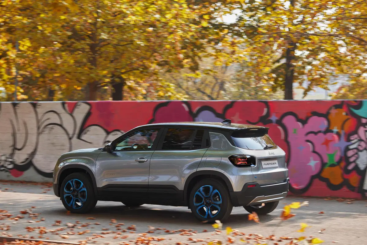 Jeep Avenger: ecco gli interni e i dettagli della meccanica a Parigi 2022 (11)
