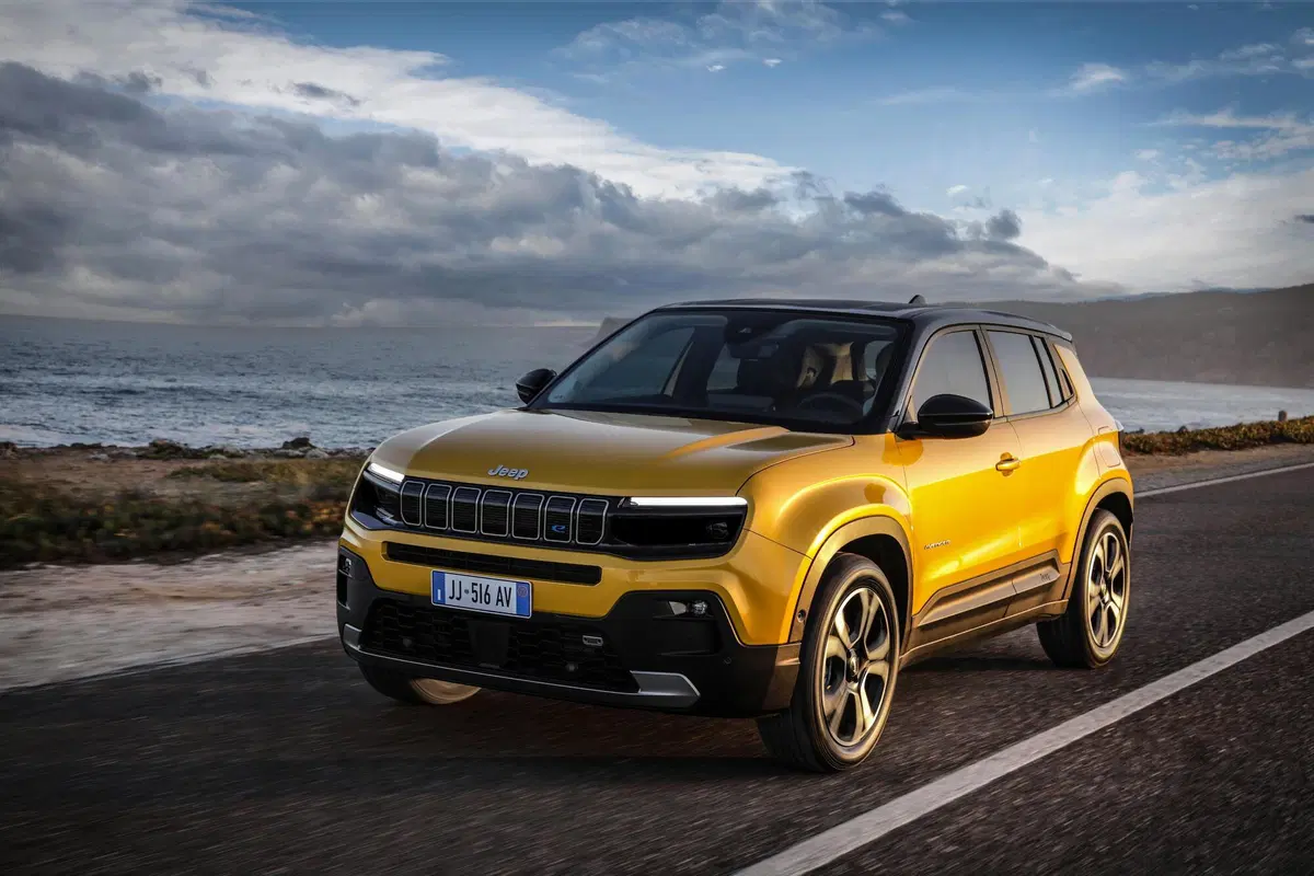 Jeep Avenger: ecco gli interni e i dettagli della meccanica a Parigi 2022 (14)