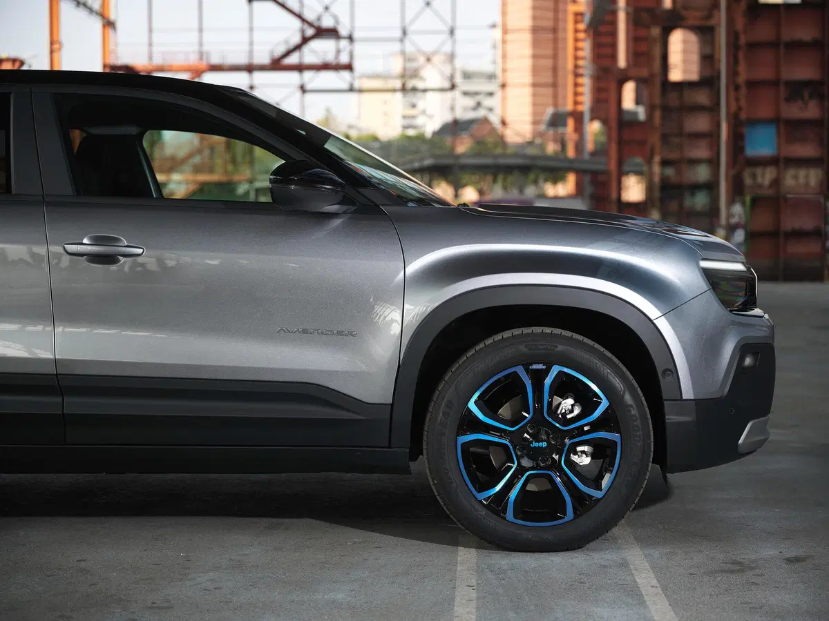 Jeep Avenger: ecco gli interni e i dettagli della meccanica a Parigi 2022 (17)