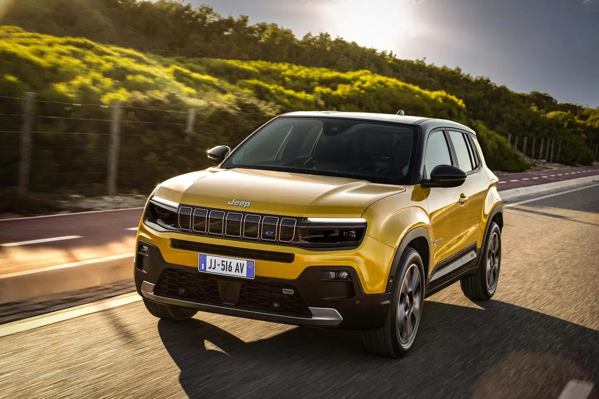 Jeep Avenger: ecco gli interni e i dettagli della meccanica a Parigi 2022 (19)