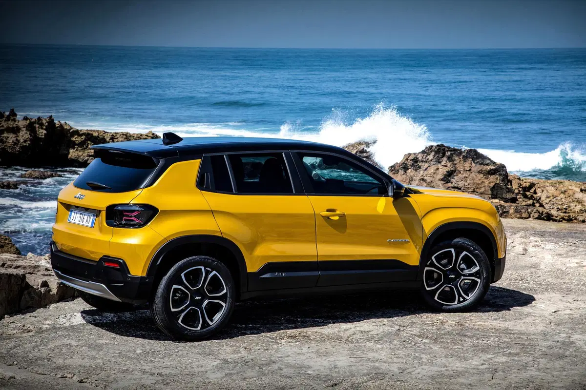 Jeep Avenger: ecco gli interni e i dettagli della meccanica a Parigi 2022 (21)