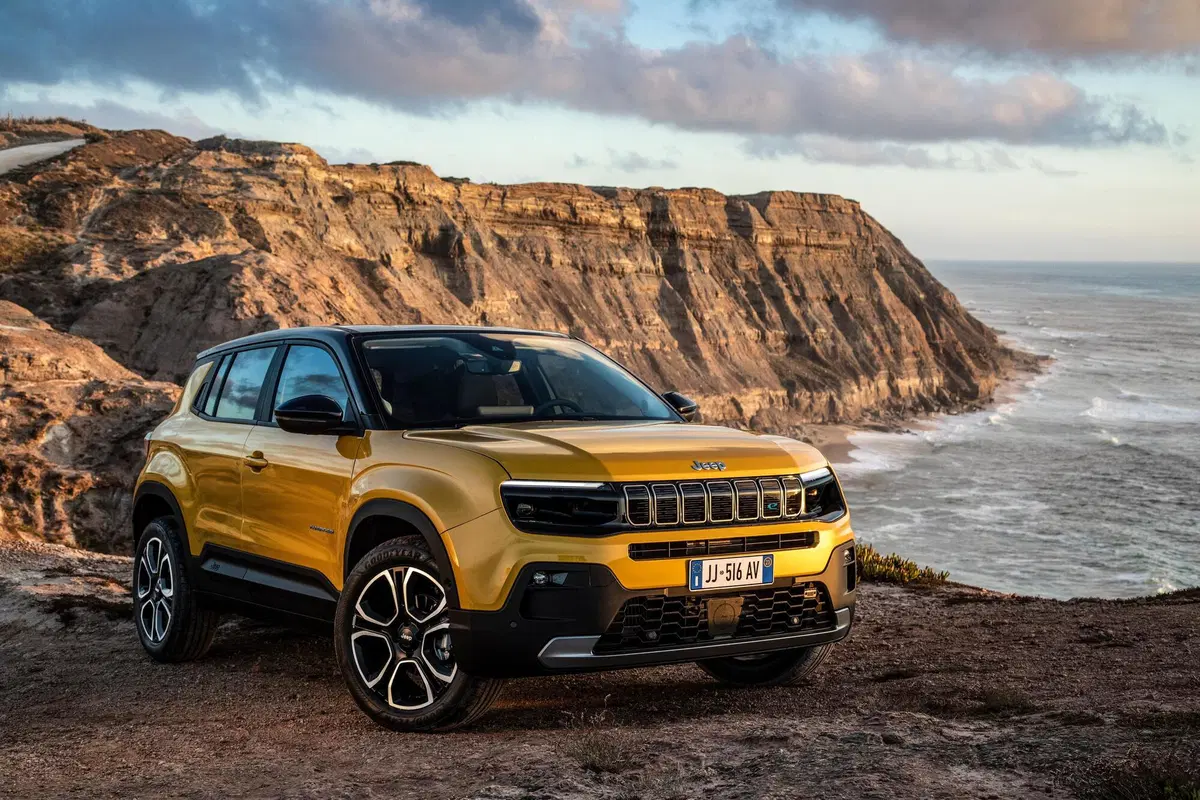 Jeep Avenger: ecco gli interni e i dettagli della meccanica a Parigi 2022 (22)