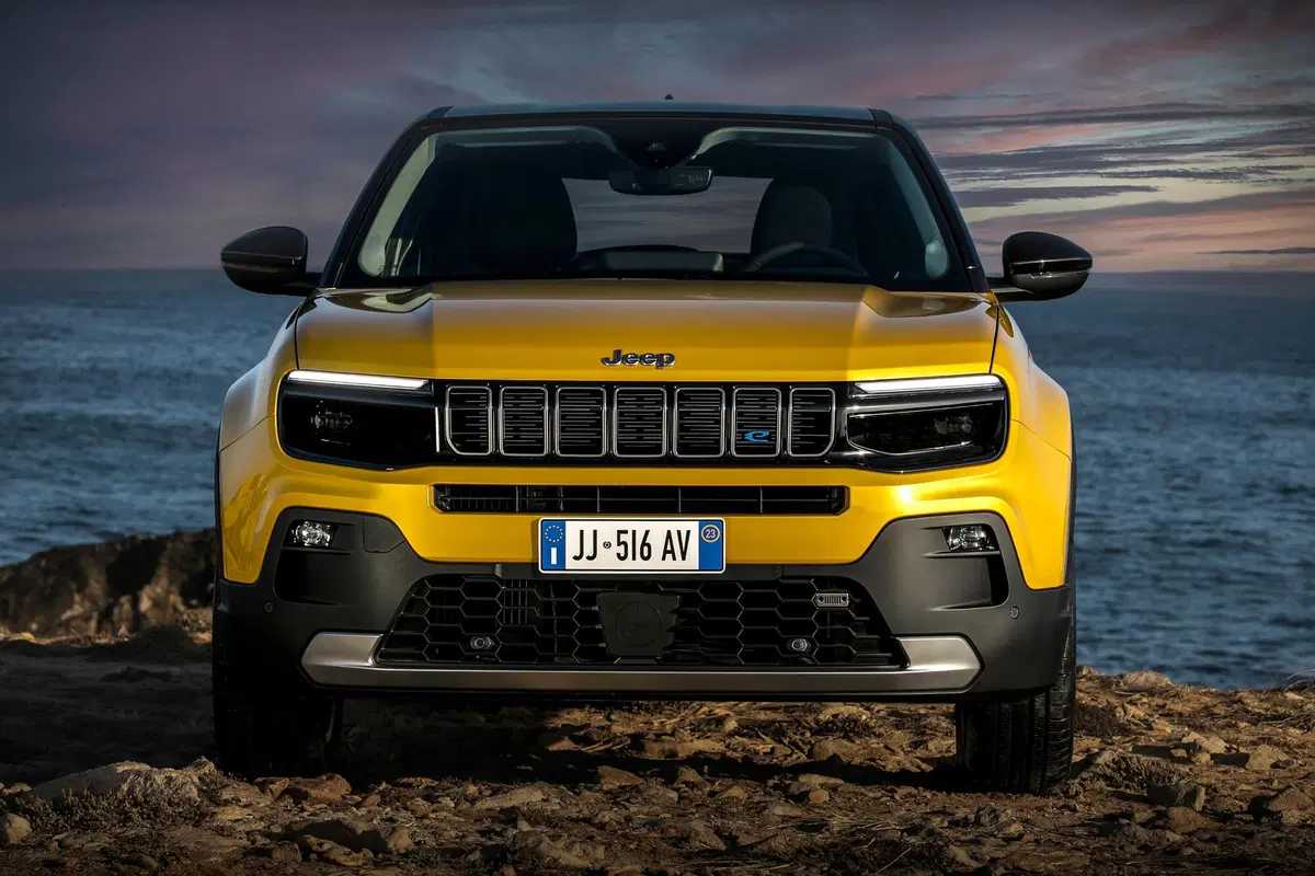 Jeep Avenger: ecco gli interni e i dettagli della meccanica a Parigi 2022 (32)