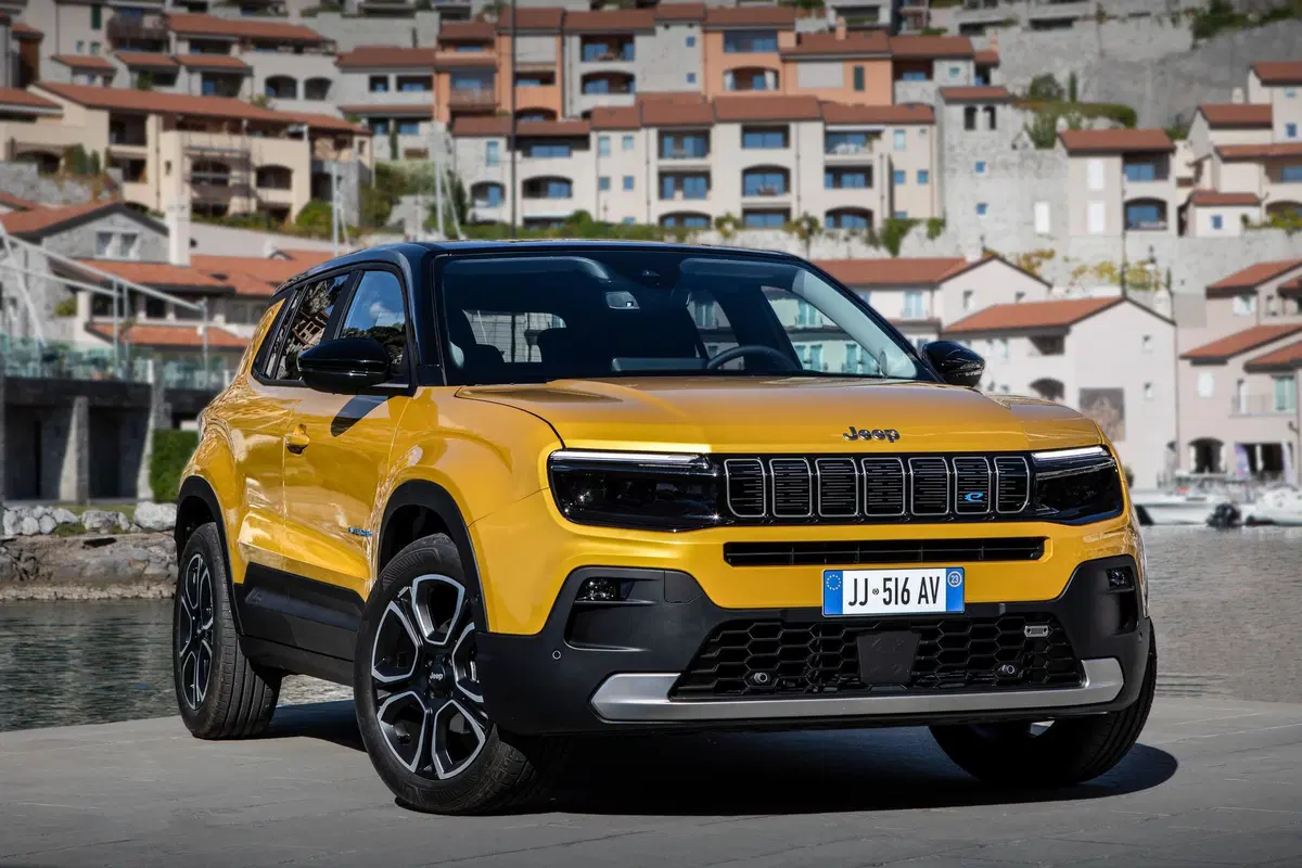 Jeep Avenger: ecco gli interni e i dettagli della meccanica a Parigi 2022 (33)