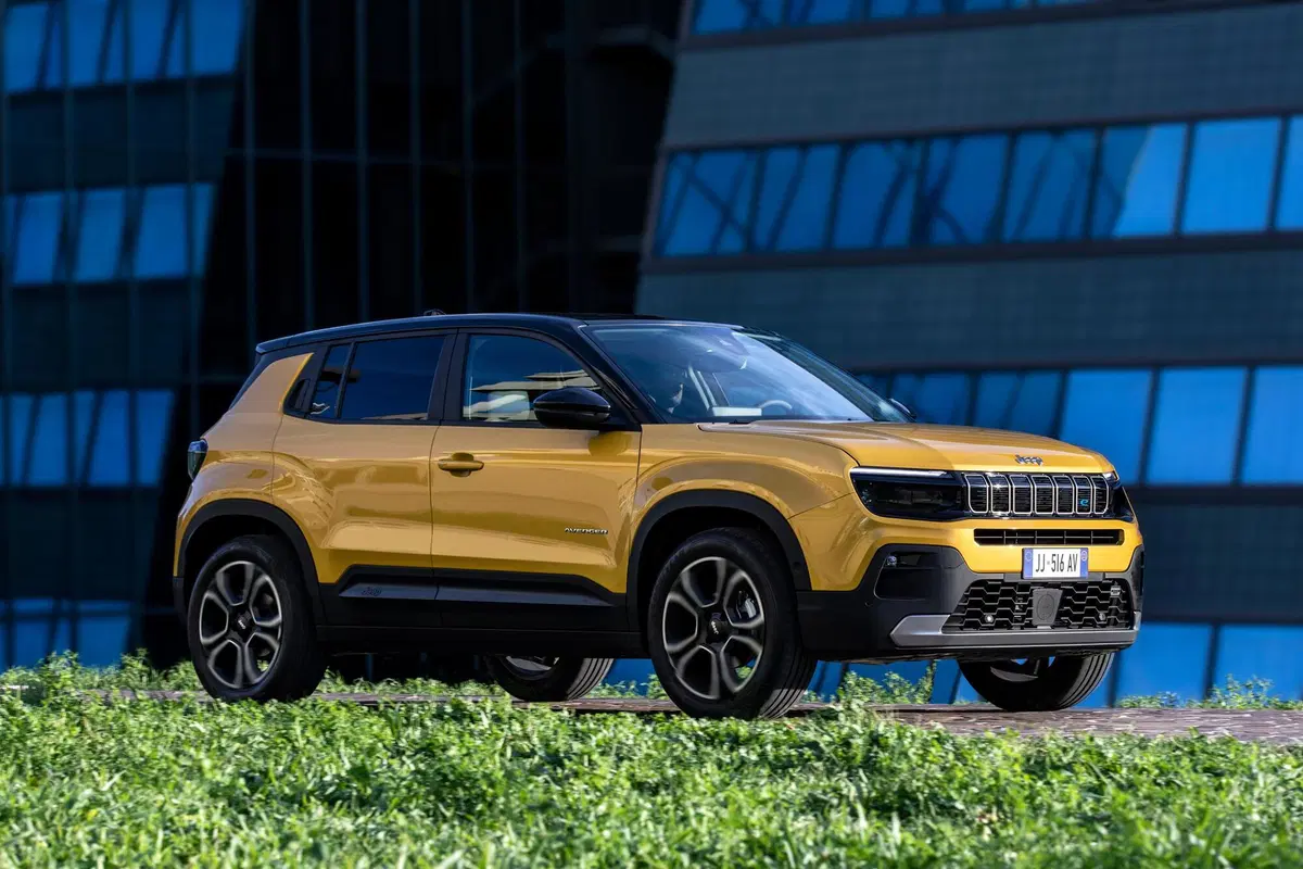 Jeep Avenger: ecco gli interni e i dettagli della meccanica a Parigi 2022 (35)
