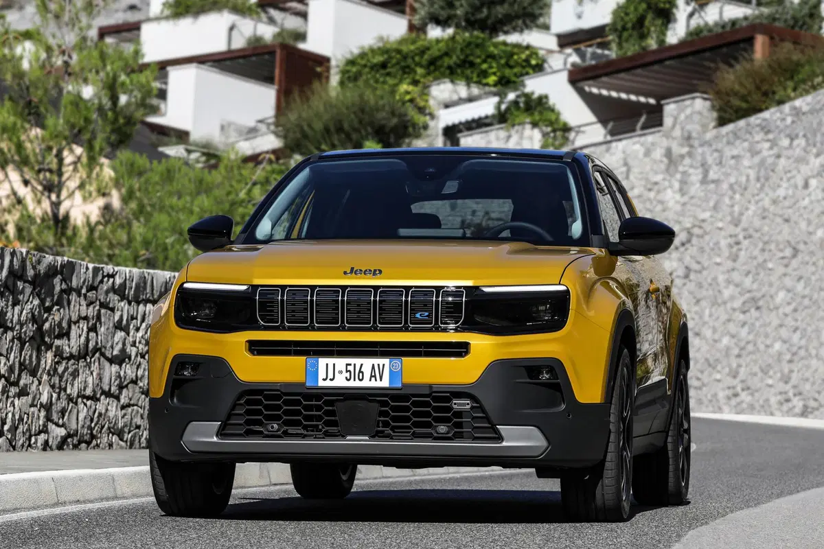 Jeep Avenger: ecco gli interni e i dettagli della meccanica a Parigi 2022 (36)