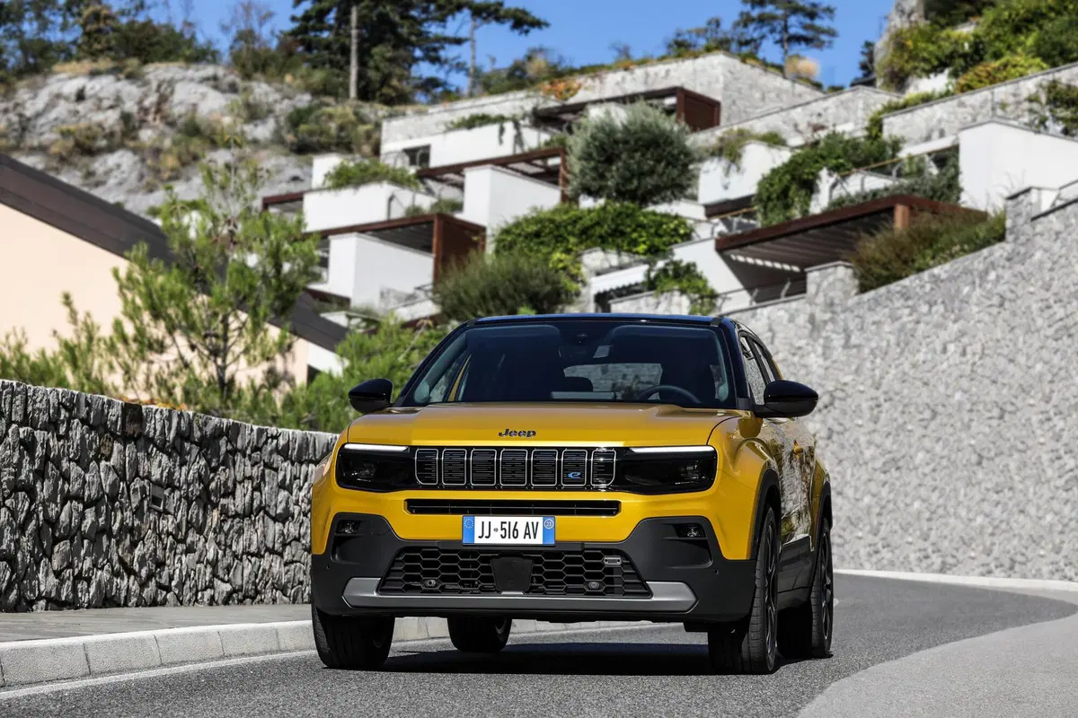 Jeep Avenger: ecco gli interni e i dettagli della meccanica a Parigi 2022 (38)