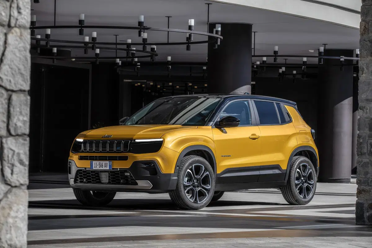 Jeep Avenger: ecco gli interni e i dettagli della meccanica a Parigi 2022 (39)