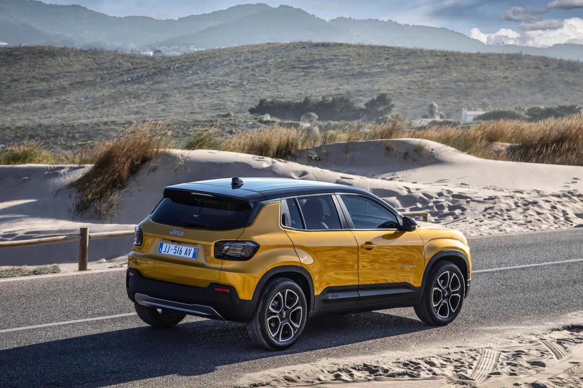 Jeep Avenger: ecco gli interni e i dettagli della meccanica a Parigi 2022 (45)
