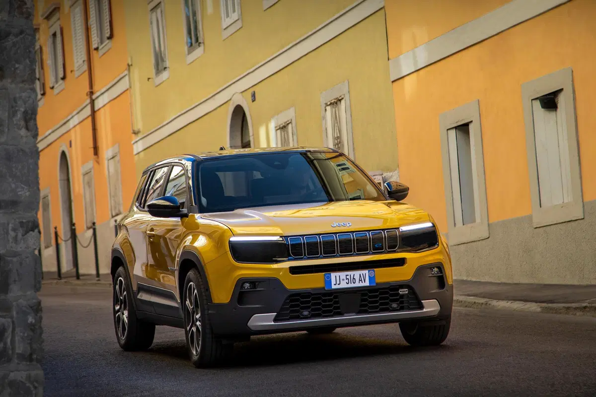 Jeep Avenger: ecco gli interni e i dettagli della meccanica a Parigi 2022 (50)