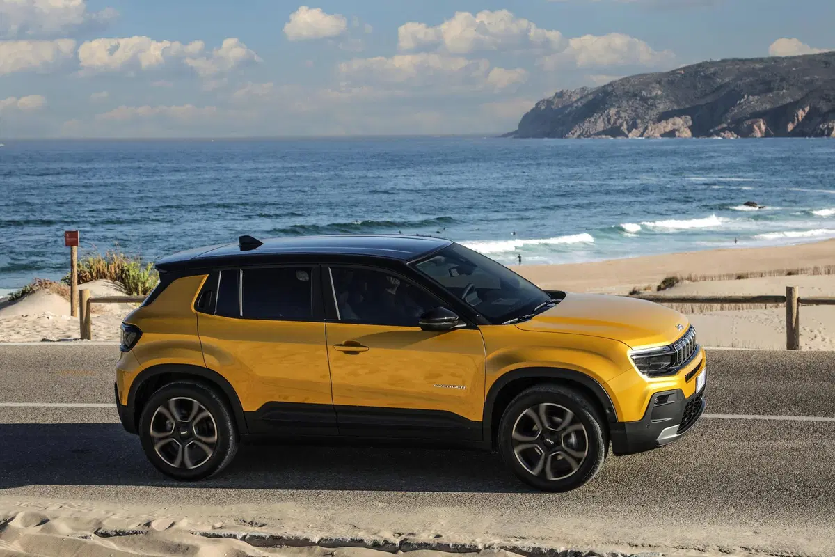 Jeep Avenger: ecco gli interni e i dettagli della meccanica a Parigi 2022 (55)