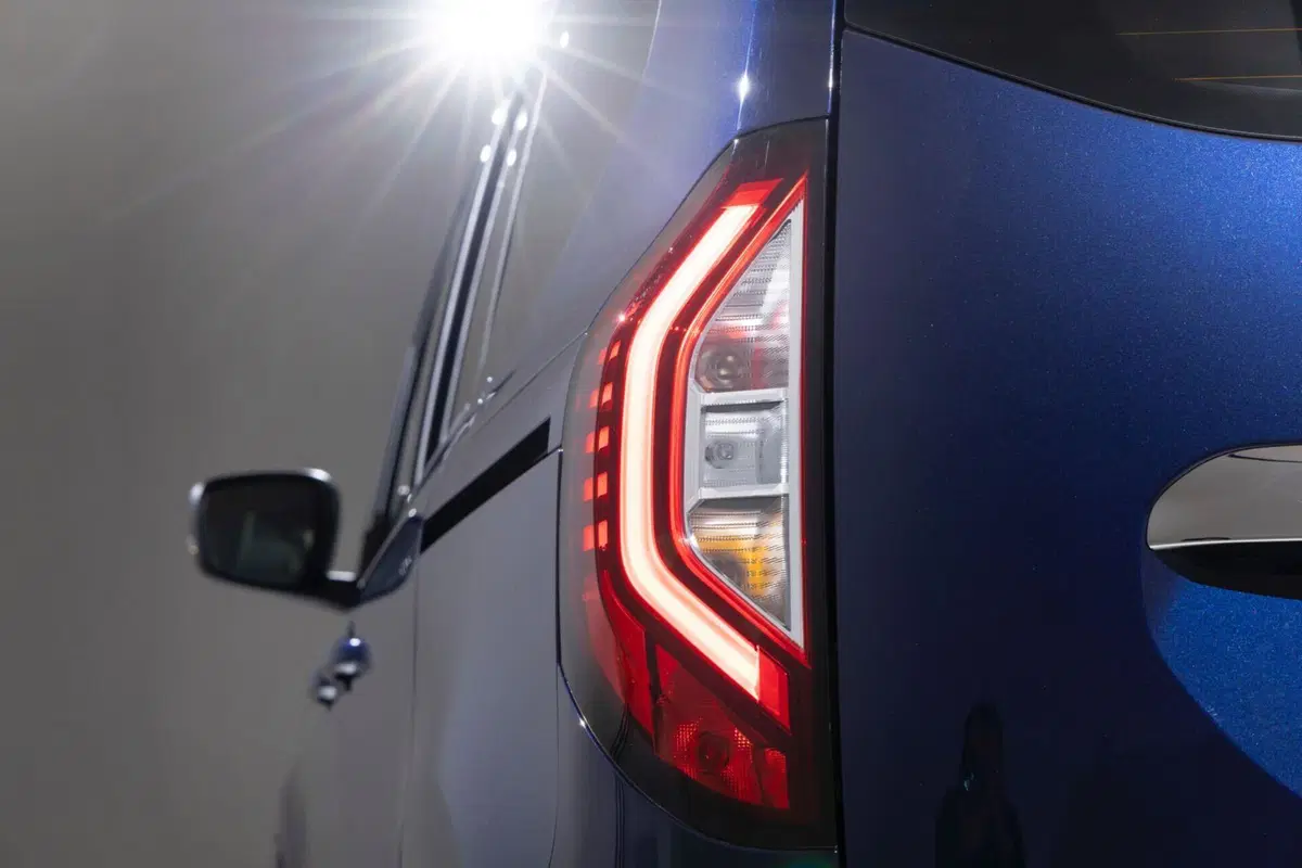 Renault Kangoo E-Tech Electric a Parigi 2022, per i professionisti 'eco' (10)