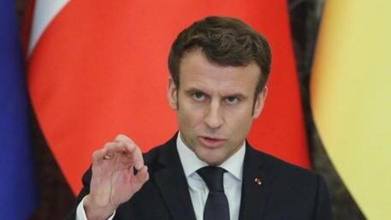 Emmanuel Macron a Parigi 2022: &quot;Voglio un&#039;auto elettrica che costi 100 euro al mese&quot;