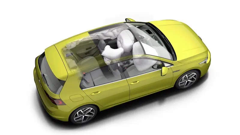 A cosa serve l'airbag centrale anteriore della Golf 8 (5 stelle EuroNCAP)