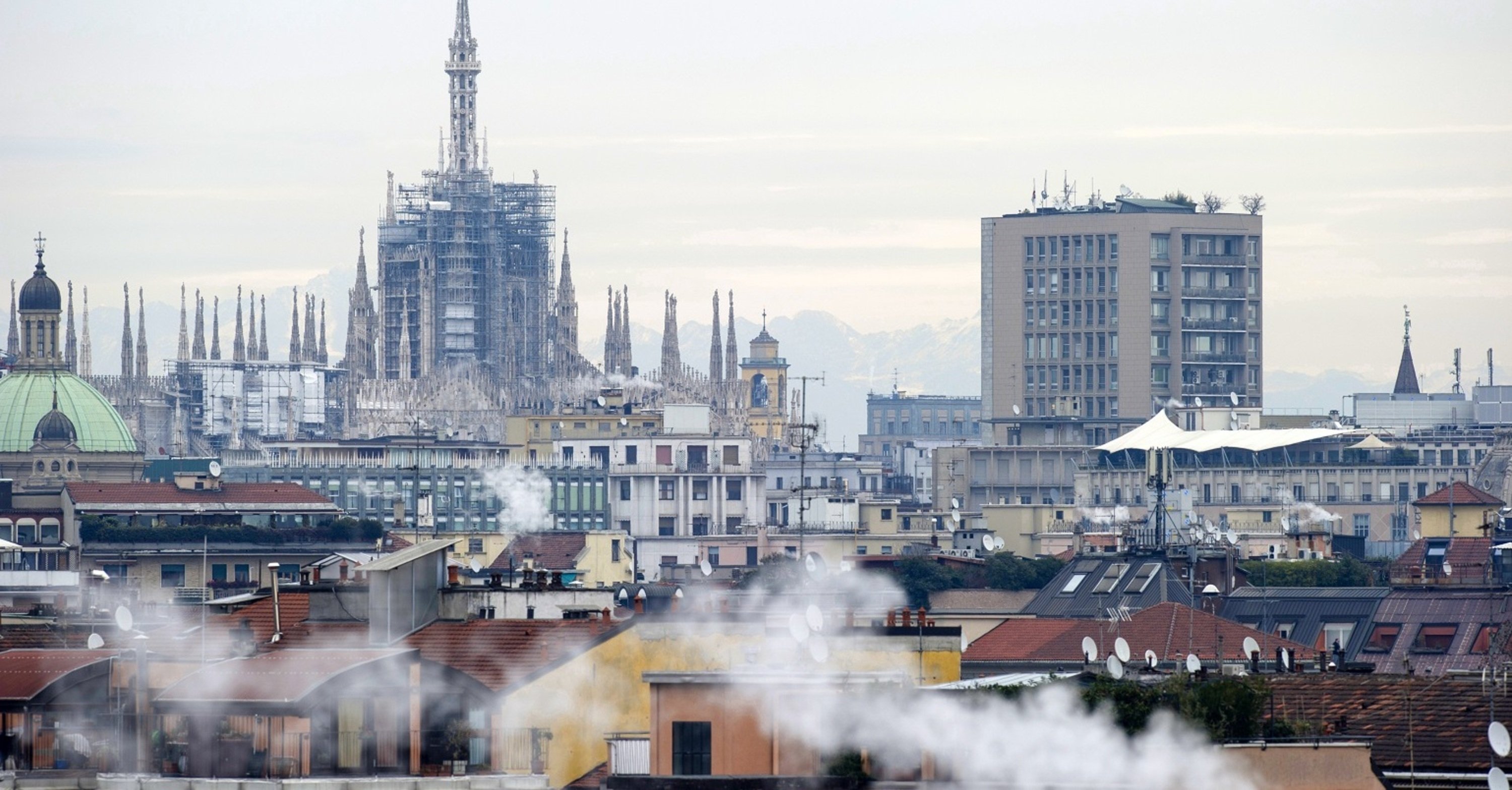 Milano inquinatissima, scattano i blocchi di primo livello