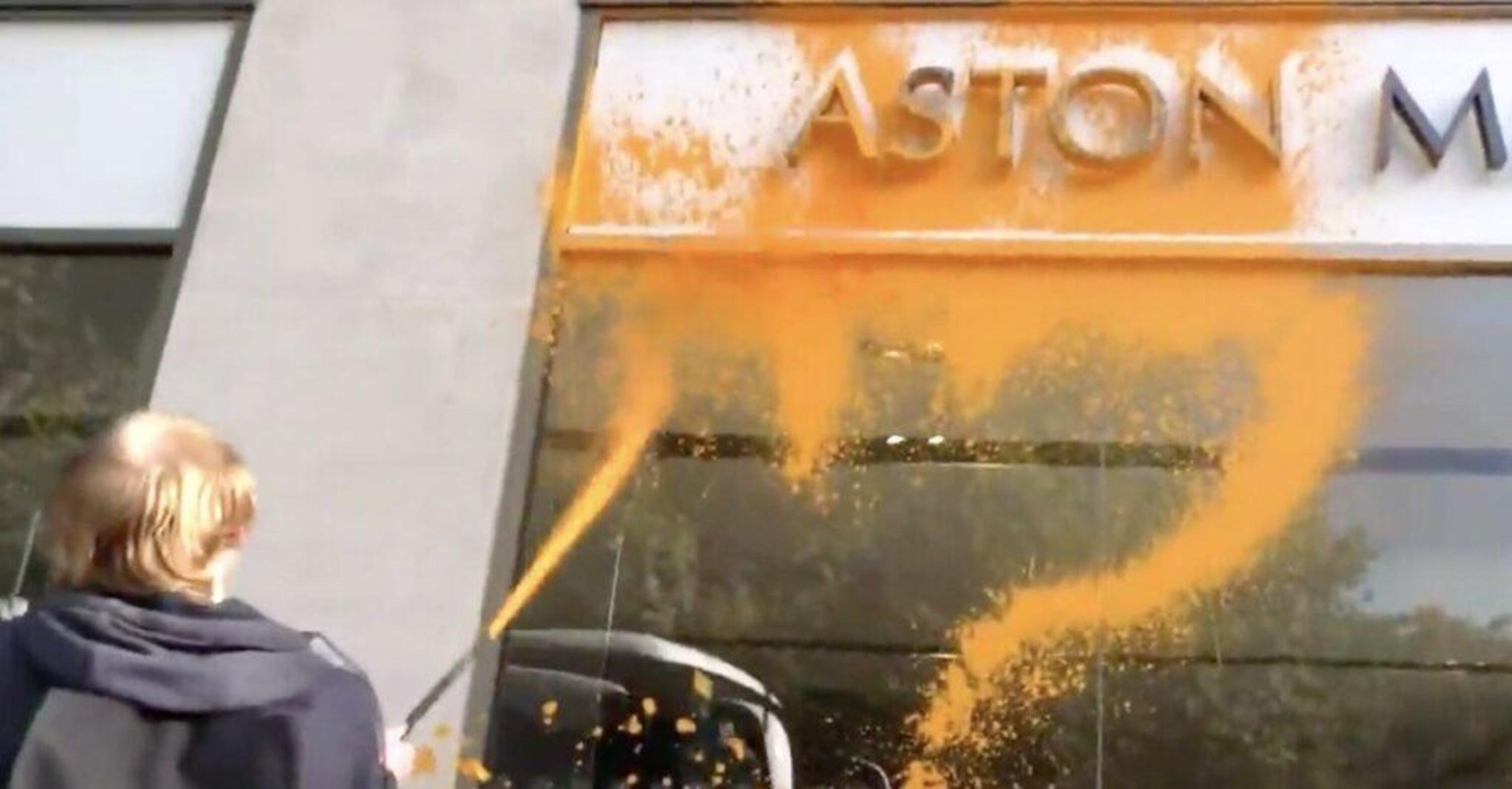 Aston Martin, lo showroom di Londra colpito dagli attivisti Stop Oil