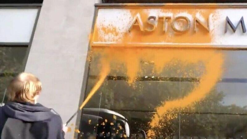 Aston Martin, lo showroom di Londra colpito dagli attivisti Stop Oil