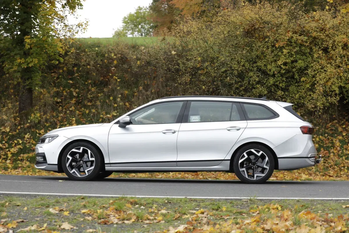 Volkswagen Passat 2023, ecco le foto spia (2)