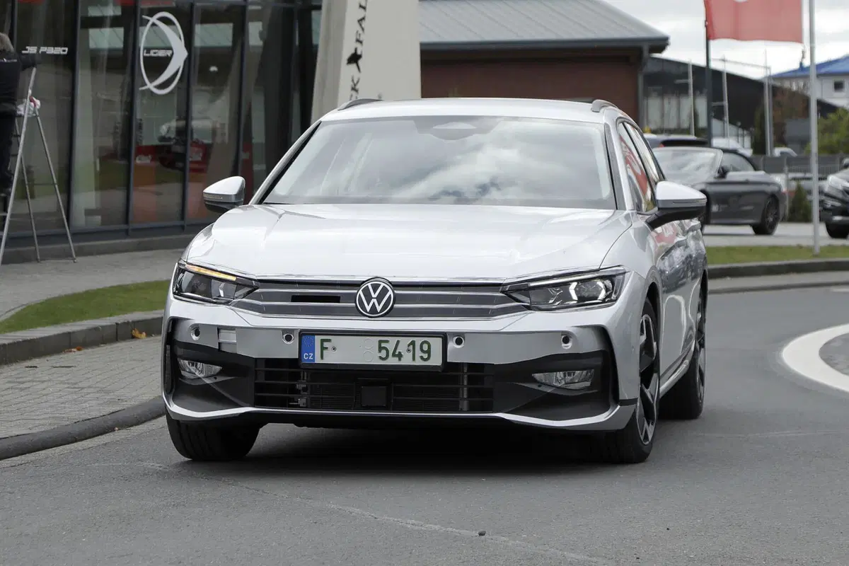 Volkswagen Passat 2023, ecco le foto spia (3)