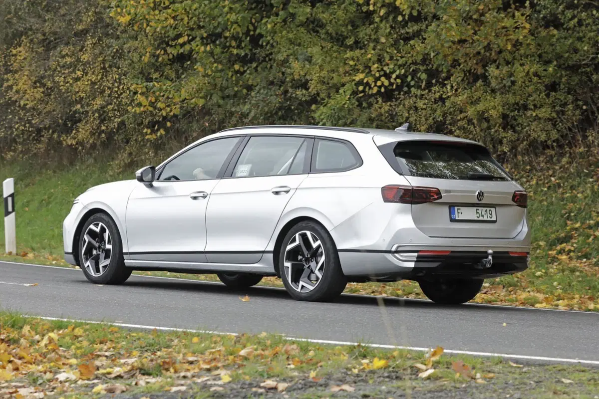 Volkswagen Passat 2023, ecco le foto spia (4)