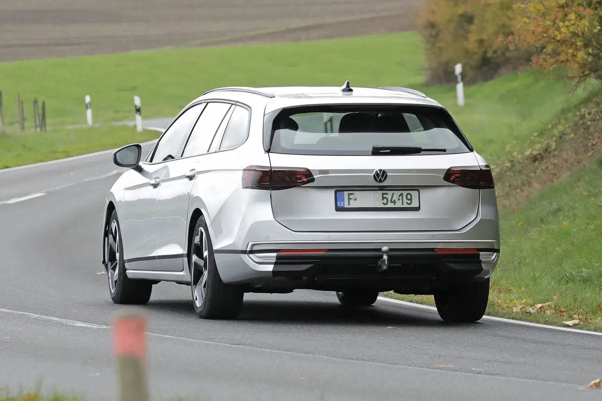 Volkswagen Passat 2023, ecco le foto spia (5)