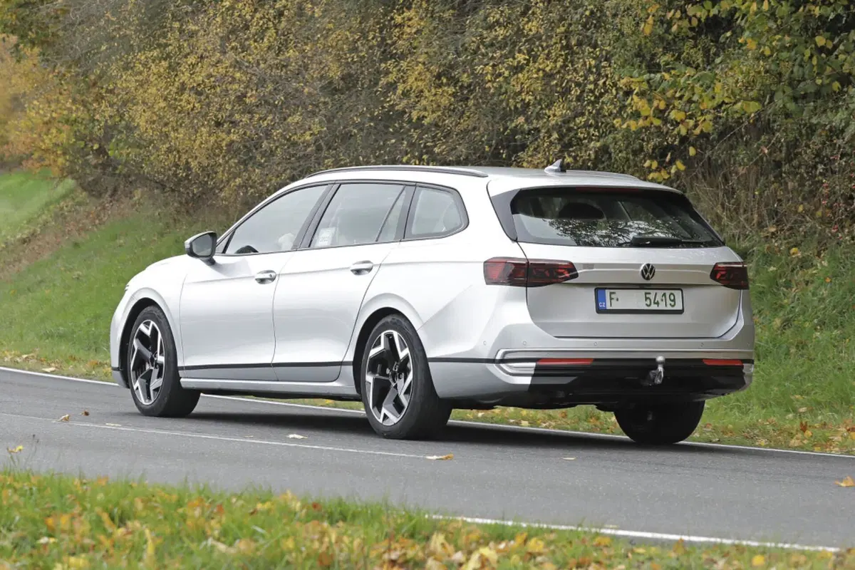 Volkswagen Passat 2023, ecco le foto spia (7)