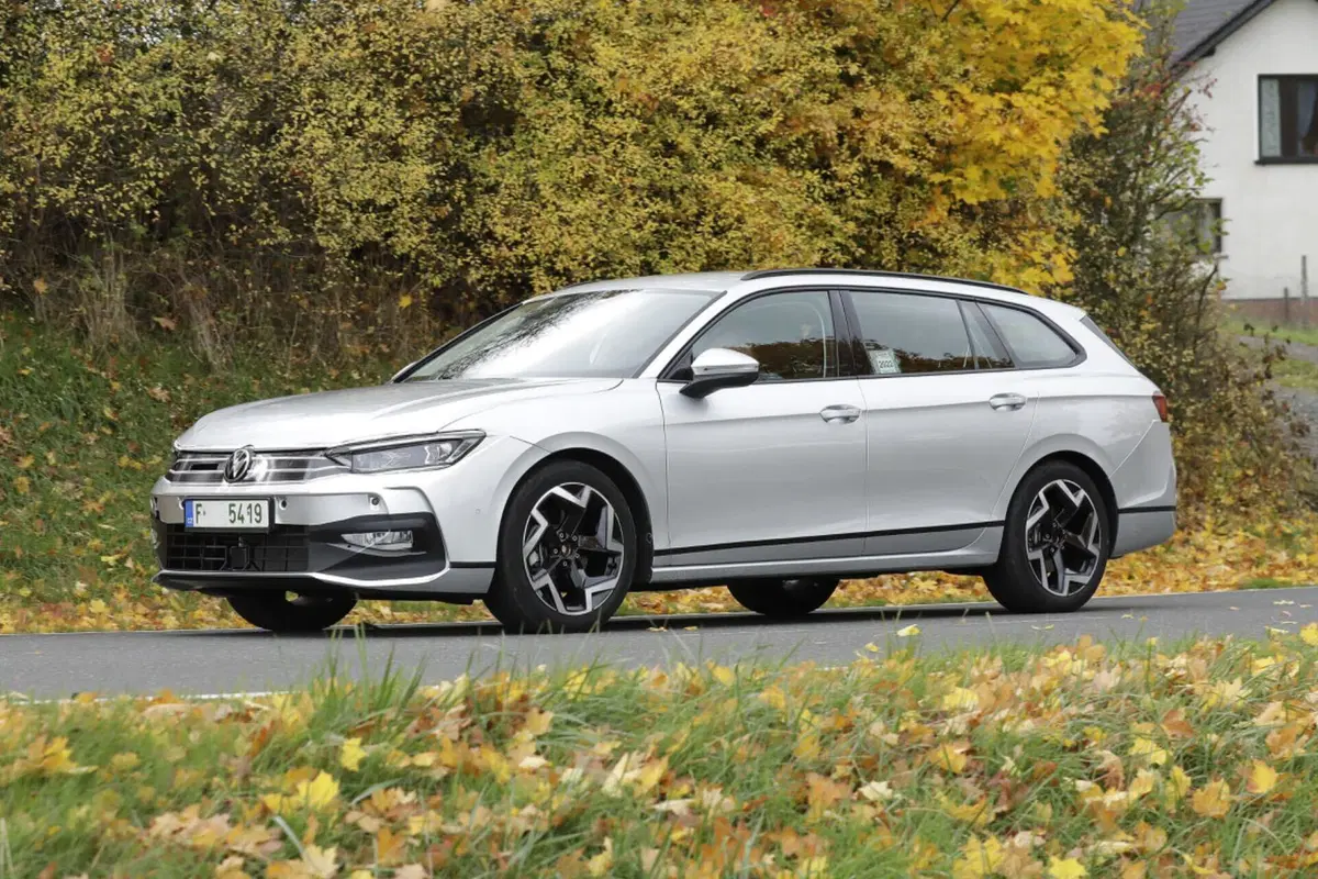 Volkswagen Passat 2023, ecco le foto spia (8)